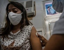 Una enfermera aplica la vacuna cubana Soberana 2 a una trabajadora de la Salud como parte de un estudio de intervención destinado a probar el fármaco a gran escala. EFE/R. Espinosa
