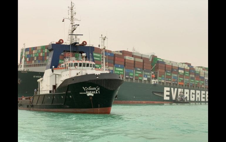 El barco se salió de su trayectoria debido a una intensa tormenta de arena. AFP/Suez Canal