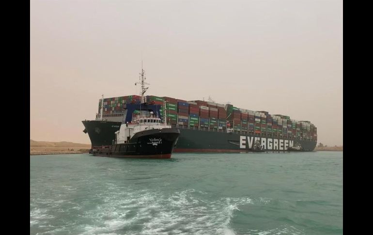 El barco se salió de su trayectoria debido a una intensa tormenta de arena. EFE/Media Suez Canal Head Office