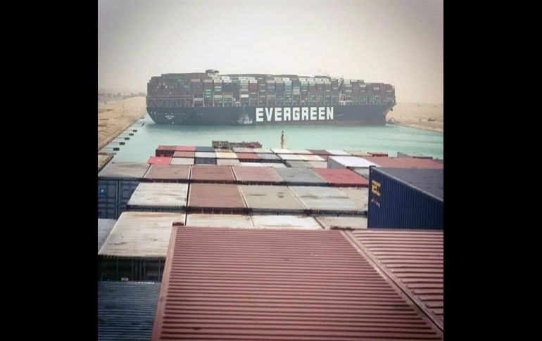 El barco se salió de su trayectoria debido a una intensa tormenta de arena. EFE/Media Suez Canal Head Office