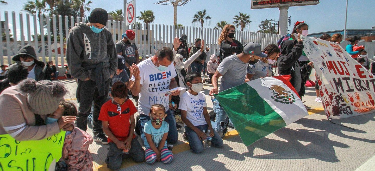 TIJUANA. Migrantes pidieron de rodillas y con oraciones que el presidente Joe Biden les permitiera ingresar a Estados Unidos. EFE