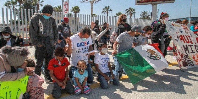 Migrantes malviven sin esperanza en la frontera