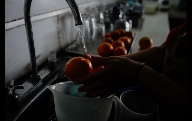 Locatarios fuera del mercado municipal también han sufrido por la falta del líquido. EL INFORMADOR / G. Gallo