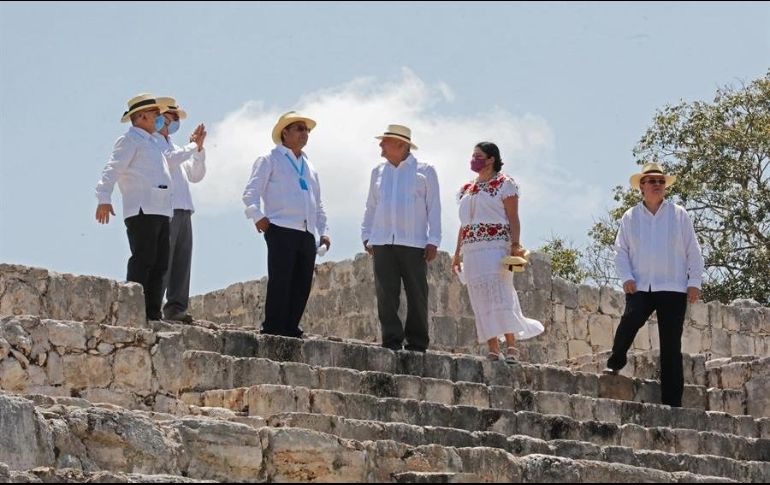 El Presidente de México, Andrés Manuel López Obrador (c-d), conversa con su homólogo de Bolivia, Luis Arce (c-i); en Champotón, Campeche. EFE/Presidencia de México