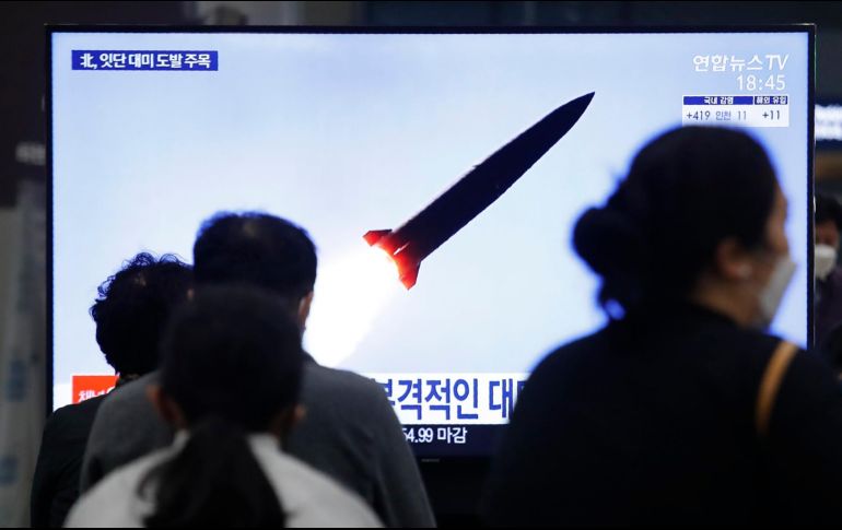 Personas en Seúl, Corea del Sur, miran hoy noticias sobre el lanzamiento de Corea del Norte. Según KCNA, la prueba resultó exitosa.AP/Ahn Young-joon