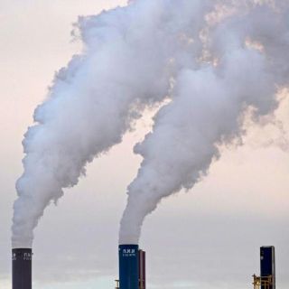 Disparo de un proyectil incendia una terminal petrolera saudita