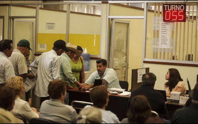 Especialistas creen que se requiere de una reforma fiscal importante para poder sostener la pensión universal a los adultos mayores. EL INFORMADOR/Archivo