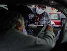 Personas de la tercera edad aguardaban a su cita a las ocho de la mañana. EL INFORMADOR / G. Gallo