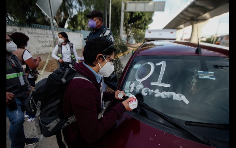 Personas de la tercera edad aguardaban a su cita a las ocho de la mañana. EL INFORMADOR / G. Gallo