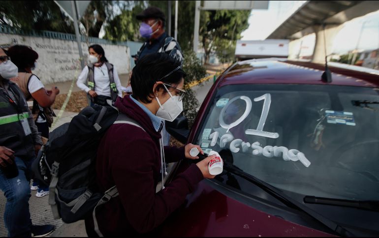 Ciudadanos citados vía telefónica y con apellido que inicia con la A llegaron desde poco antes de las seis de la mañana al CUCEI.  EL INFORMADOR / G. Gallo