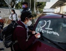 Ciudadanos citados vía telefónica y con apellido que inicia con la A llegaron desde poco antes de las seis de la mañana al CUCEI.  EL INFORMADOR / G. Gallo