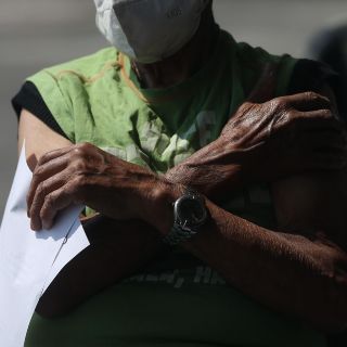 ¡En burro! Así llegó adulto mayor por vacuna a fila drive thru en Tamaulipas