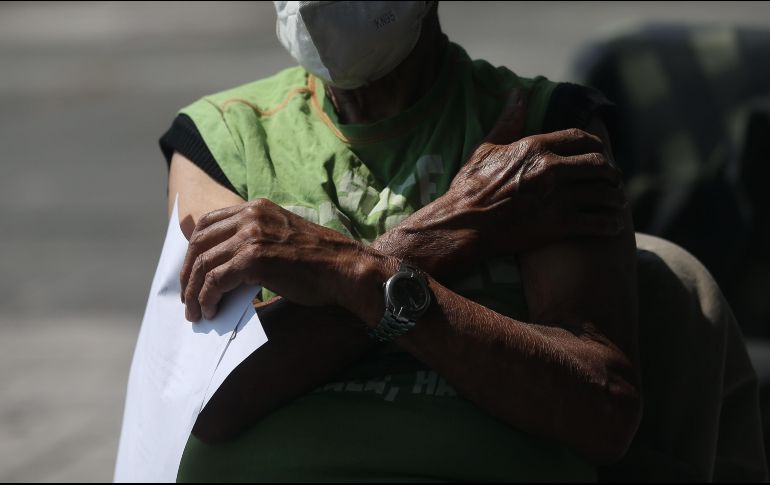 La aplicación de la vacuna entre adultos mayores comenzó hace varias semanas en México, y se han vuelto virales las historias de quienes acuden de forma poco convencional para recibir el antídoto. EFE / S. Gutiérrez