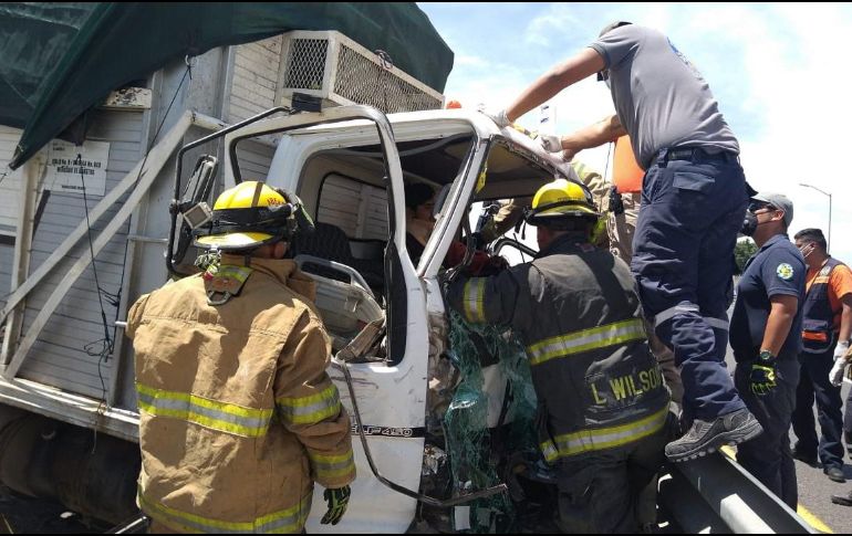 Elementos de Protección Civil y Bomberos de Jalisco realizan las  labores de rescate. ESPECIAL / UPCBJ
