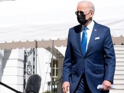El presidente de EU, Joe Biden, se dirige a hablar con la prensa en la Casa Blanca en Washington este viernes. EFE/L. Vogel