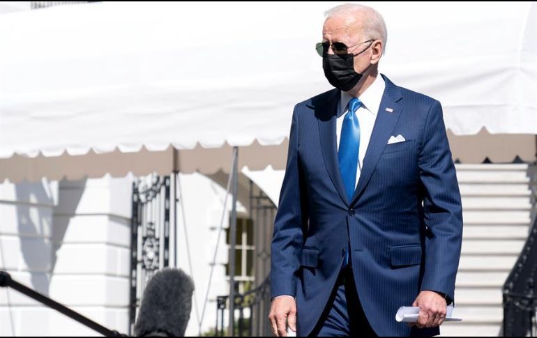 El presidente de EU, Joe Biden, se dirige a hablar con la prensa en la Casa Blanca en Washington este viernes. EFE/L. Vogel