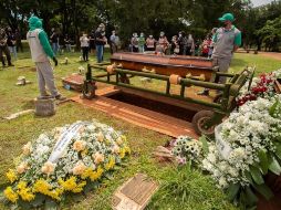 Varias personas asisten a un funeral en el cementerio Campo de Esperanza, en Brasilia. EFE/J. Alves