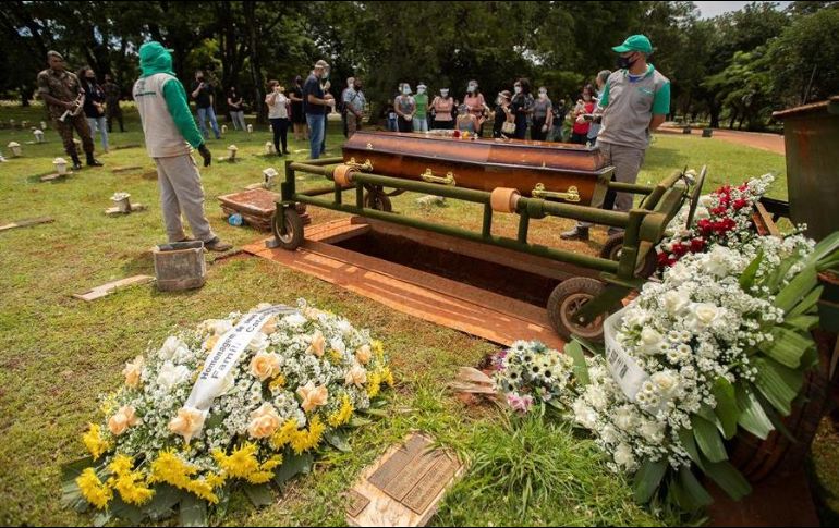 Varias personas asisten a un funeral en el cementerio Campo de Esperanza, en Brasilia. EFE/J. Alves