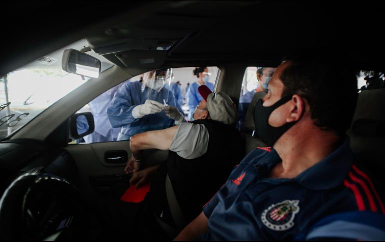 Los únicos requisitos fueron llegar en coche, su folio e INE y que le pidieran a Dios alcanzar vacunas. EL INFORMADOR / G. Gallo