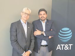 Emmanuel Cisneros (derecha), director general de la Región Pacífico de AT&T. ESPECIAL