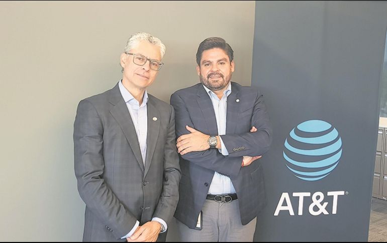 Emmanuel Cisneros (derecha), director general de la Región Pacífico de AT&T. ESPECIAL