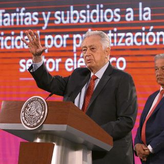 Acusa CFE a empresas de “atracar” al sector eléctrico