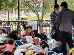 Un grupo de extranjeros descansa en su camino hacia la Unión Americana. EFE