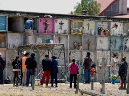 Las muertes por COVID-19 han enlutado a miles de familias en México. AFP