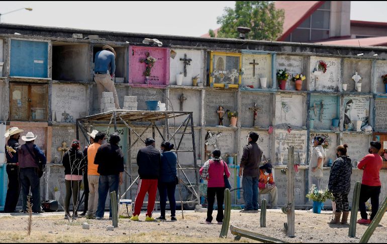Las muertes por COVID-19 han enlutado a miles de familias en México. AFP