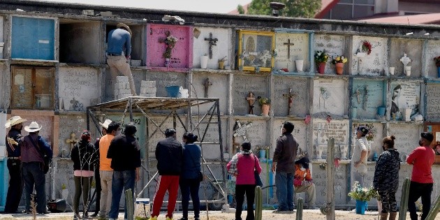 Con preocupaci&oacute;n por tercera ola, M&eacute;xico supera los 200 mil muertos por COVID-19