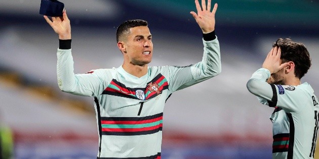 El pol&eacute;mico berrinche de Cristiano Ronaldo en el Portugal vs Serbia