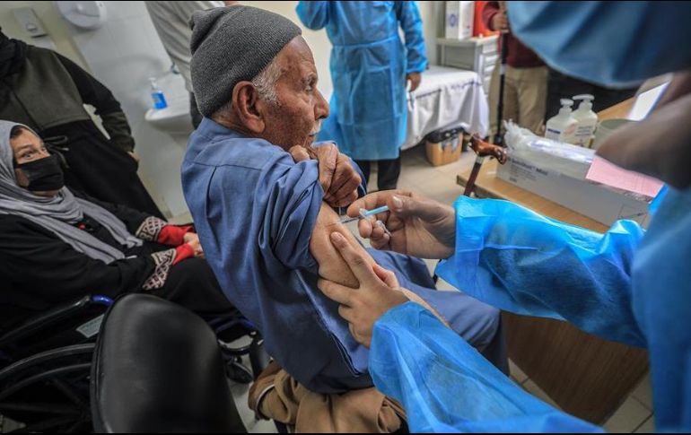 En el mundo se han conocido otros casos de adultos mayores que vencieron a la enfermedad. EFE/M. Saber