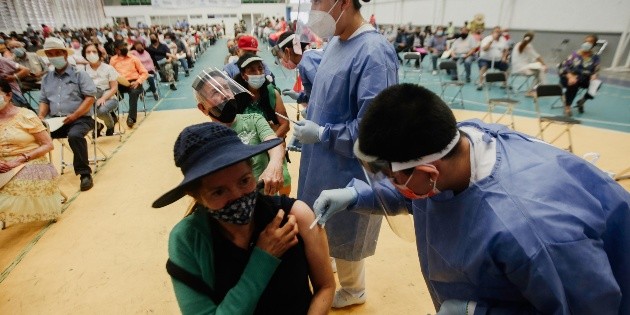 COVID-19 en Jalisco: Con disciplina, duran dos horas para recibir vacuna en Guadalajara