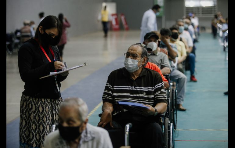 Los adultos mayores eran conducirlos hacia el Gimnasio Panamericano, donde se acomodaron 500 sillas en una de las canchas y 450 más en la otra. EL INFORMADOR / G. Gallo