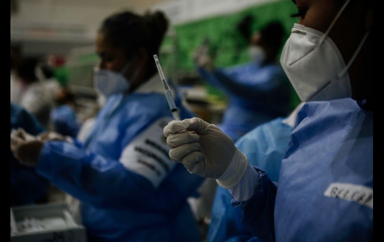 Se inmunizaron a adultos mayores con apellidos con letras C, D, E y F, incluso A y B. EL INFORMADOR / G. Gallo