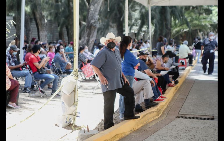 Se acomodaron sillas entre los árboles para que los parientes esperaran en la sombra mientras su familiar era vacunado. EL INFORMADOR / G. Gallo