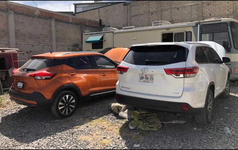 Detalla de los autos con reporte de robo que los policías localizaron en la finca. ESPECIAL