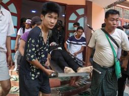 El cuerpo sin vida de Hein Thant, de 18 años, quien recibió un disparo en la cabeza, es trasladado durante una protesta contra el golpe militar en Mandalay, Birmania. EFE