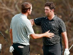 Scottie Schaeffler (der.) dio la campanada del día al eliminar a Ian Poulter y después ganar en cuartos de final para avanzar a la Semifinal, donde se verá las caras ante su compatriota Matt Kuchar. AFP/M. Reaves