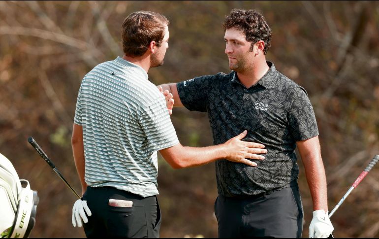 Scottie Schaeffler (der.) dio la campanada del día al eliminar a Ian Poulter y después ganar en cuartos de final para avanzar a la Semifinal, donde se verá las caras ante su compatriota Matt Kuchar. AFP/M. Reaves