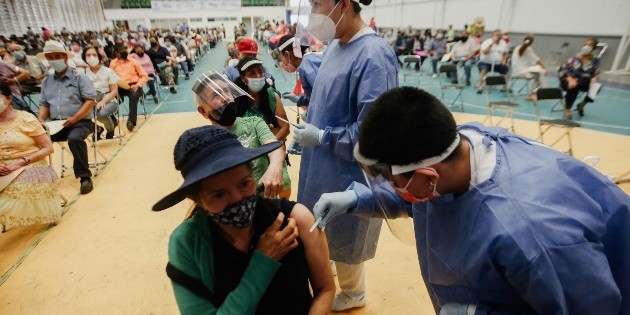Reduce fila para vacunas contra COVID-19; tapat&iacute;os demoran 2 horas