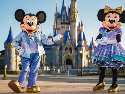 Bienvenidos. “Mickey” y “Minnie” te esperan para comenzar tu aventura. Al fondo, el Castillo de la Cenicienta. CORTESÍA/Disney