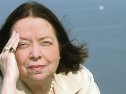 Nélida Piñón invita a las jóvenes escritoras a que “no se dejen sepultar por los críticos”. EFE