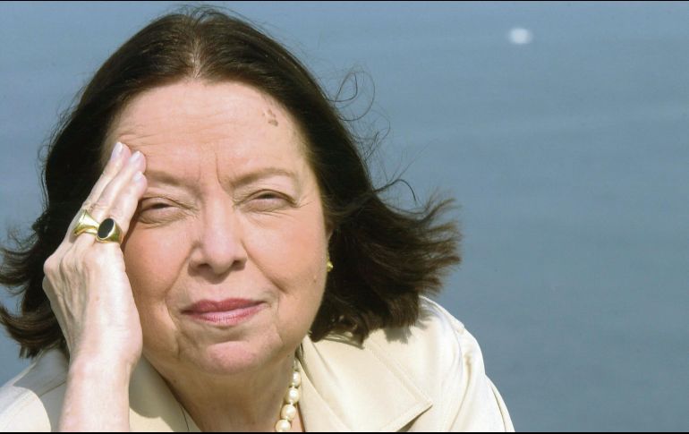 Nélida Piñón invita a las jóvenes escritoras a que “no se dejen sepultar por los críticos”. EFE