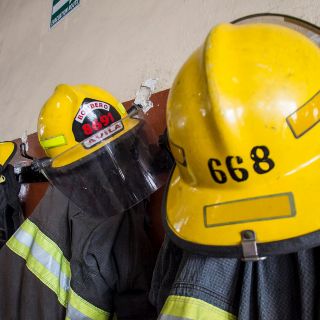 Bomberos de Jalisco rescatan a paseantes en Nevado de Colima