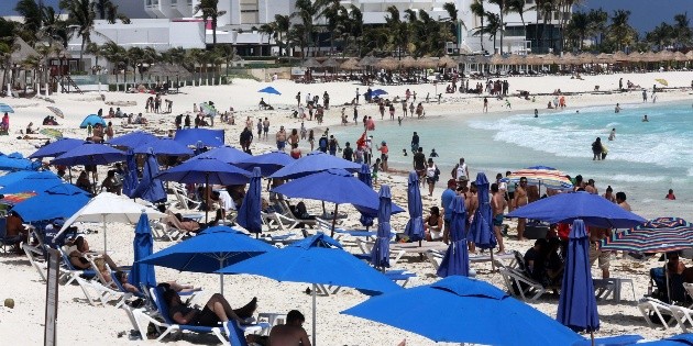 COVID-19: Caribe mexicano recibe a miles de turistas entre temores por tercera ola de contagios