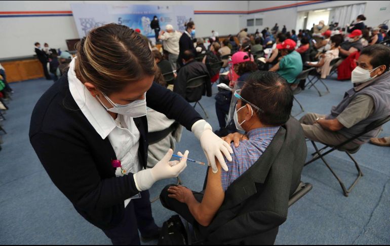 Autoridades del Gobierno de la Ciudad de México dieron más detalles sobre la jornada de vacunación contra COVID-19 para adultos mayores. SUN / ARCHIVO