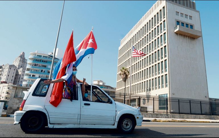 PROTESTA. Cubanos pasan frente a la embajada de EU en la isla. EFE
