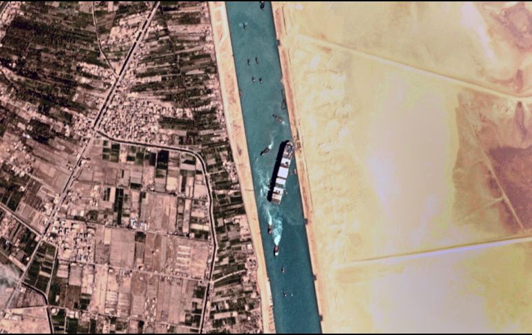 Foto satelital del buque Ever Given atorada en el Canal de Suez. AP /