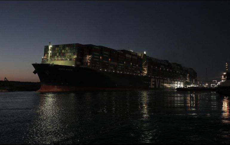Después de remolcar la embarcación de 220 mil toneladas por la orilla del canal, el equipo de salvamento tiró la embarcación hacia el Gran Lago Amargo. AFP /